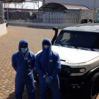 En una de las imágenes que circulan en redes sociales se ven dos personas con trajes de bioseguridad, uno de ellos sería Abraham Muñoz.