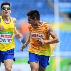 Darwin Castro, en una competencia junto a su guía, Sebastián Rosero.