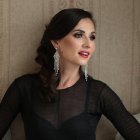 Se define por ser una mujer clásica.