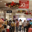  Desde el 24 de noviembre, las personas visitaron varios centros comerciales para conseguir productos con descuentos ‘pepa’. 