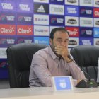  Nassib Neme, presidente de Emelec, junto a Alfredo Arias, entrenador eléctrico, durante una reunión con los medios. 