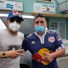 Jefferson Montero está pasada en Guayaquil, aquí en las calles de la Perla del Pacífico con Jair Isaias Ruiz hincha de Barcelona, que le pedía que venga al Ídolo.