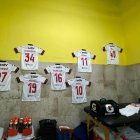 Las camisetas de los jugadores positivos por Covid 19 en la pared del camerino del Monumental.