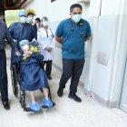 El adulto mayor fue despedido con honores a su salida del nosocomio guayaquileño.
