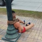 El hombre fue amarrado a un poste de alumbrado público.