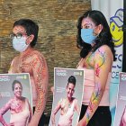 En el centro, Evelyn Regalado muestra una de las pancartas del proyecto.