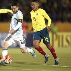 Robert Arboleda, de Ecuador, disputa un balón con Lionel Messi, ofensivo argentino. Este duelo se repetirá este jueves 8 de octubre en Buenos Aires.