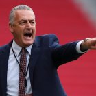 Gustavo Alfaro debutó de local y ganó por goleada a Uruguay.