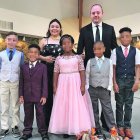 Aurora y su esposo adoptaron a cuatro hermanos ecuatorianos. Ambos ya tenían un hijo biológico y su familia pasó de tres a siete miembros.