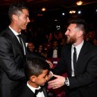 Los delanteros Ronaldo (i) y Messi (d) son aspirantes el ‘Dream Team’ Balón de Oro.