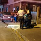 El cuerpo quedó sobre la calzada. La Policía llegó al sitio del suceso.