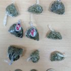 Miles de dosis de marihuana, H y otras drogas fueron confiscadas a supuestos microtraficantes.