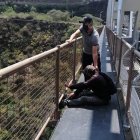 Uno de los conductores que vio la escena sostenía al hombre para que no se arrojara.