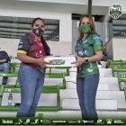 La Ing. Martha Romero de Palacios le dio la bienvenida a la presidenta del D. Cuenca Arq. Nataly Villavicencio con un obsequió en el estadio 9 de Mayo.