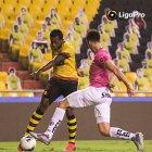 Buen partido de Nixon Molina en el medio campo de Barcelona.