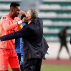 Alexander Domínguez y el DT Gustavo Alfaro festejando la victoria ante Bolivia.