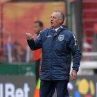El técnico de la selección de Ecuador, Gustavo Alfaro, fue efusivo en las indicaciones a los jugadores.