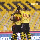 Barcelona festeja los goles ante el D. Cuenca que lo regresan al primer lugar de la LigaPro.