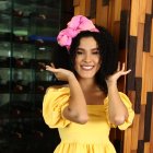 Los accesorios en su cabeza son indispensables.