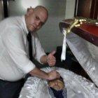 La foto de la discordía en el mundo, un empleado de la funeraria y el cuerpo de Diego Armando Maradona.