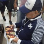 Diego Armando Maradona, cuando recibió la remera enviada por Pestana.