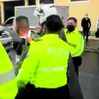 El momento de la aprehensión de la pareja en La Kennedy.