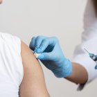 Las vacunas se empezarán a suministrar desde finales de enero próximo.