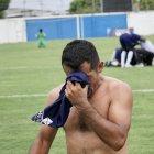 Walter Zea al final cumplió la promesa de ir de rodillas desde la media cancha hasta el arco.