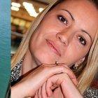 La instagramer, en una de sus fotos subidas a la red social, y su madre asesinada.