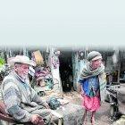 Reinaldo y Esther viven en una casa con techo de zinc y piso de tierra.