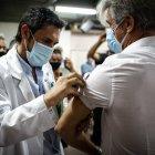Un hombre es vacunado hoy contra la covid-19 en el Hospital Fiorito, en Avellaneda.