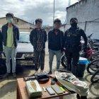 Los detenidos con la droga incautada.