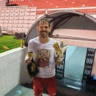 Javier Burrai, sus guantes y camiseta dedicada a su padre Oscar.