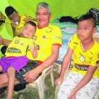 La casa de los Arias se convierte en un estadio cuando juega su equipo. En la gráfica, junto a su padre Luis y hermanos.