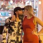 El cantante y su nueva pareja dándose un tierno beso.