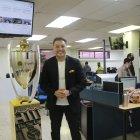 Carlos Alfaro Moreno en las instalaciones de Diario EXTRA, con la copa de Barcelona. 

PERIODISTA : JERSON RUIZ 

FECHA : 06/01/2021 

Agencia (ag-extra)