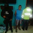 Agentes policiales detectaron que el sujeto presuntamente acopiaba armas de fuego dentro de la casa.