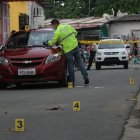 Agentes de Criminalística acudieron al sitio para recabar los indicios del hecho violento.