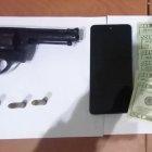 Un arma y dinero en efectivo entre las evidencias encontradas