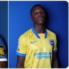 Moisés Caicedo con las dos camisetas que recibió para jugar en el Brighton