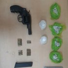 Arma, droga y celulares incautados al presunto traficante.