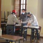 Integrantes de una Junta receptora se ponen de acuerdo para instalarse y empezar las votaciones.