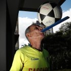 Manuel Ángel Loor Zambrano, un histórico hincha de la selección de Ecuador que viaja por todo el mundo haciendo malabares.