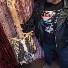 Rockero tiene una guitarra eléctrica con materiales esqueléticos.