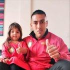 Andrés Chicaiza y su hincha número 1, la pequeña Noe.