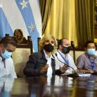 La alcaldesa Viteri junto a dirigentes de gremios productivos y de la salud de Guayaquil.