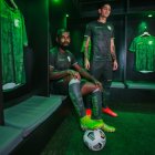 Orense debutará con su vistosa camiseta ante Independiente.