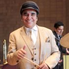 El artista comenta que se siente contento con el cariño del público.