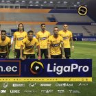 El primer 11 de Barcelona del 2021 debutando en el estadio Jocay de Manta.