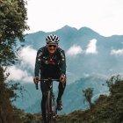 Richard Carapaz y las montañas ecuatorianas de fondo.